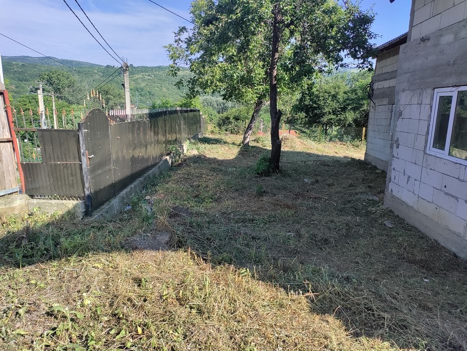 Casa la roșu cu teren