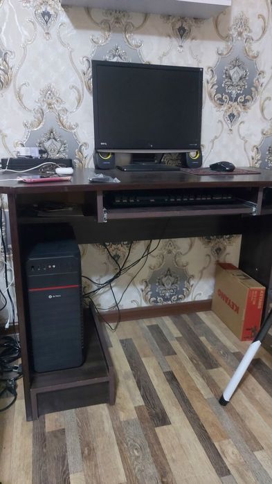 kampyuter ustoli bilan