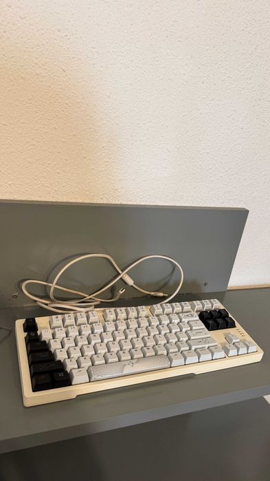 Tastatura Gaming Mecanica AQIRYS Aludra TKL, USB, Layout US, alb, folosită