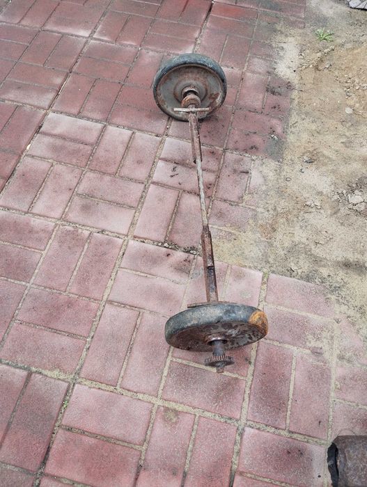 Колеса с осью для тачки