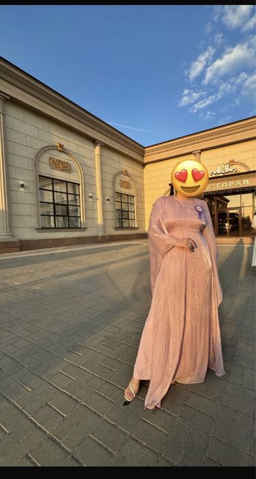 Продаются платья вечерные