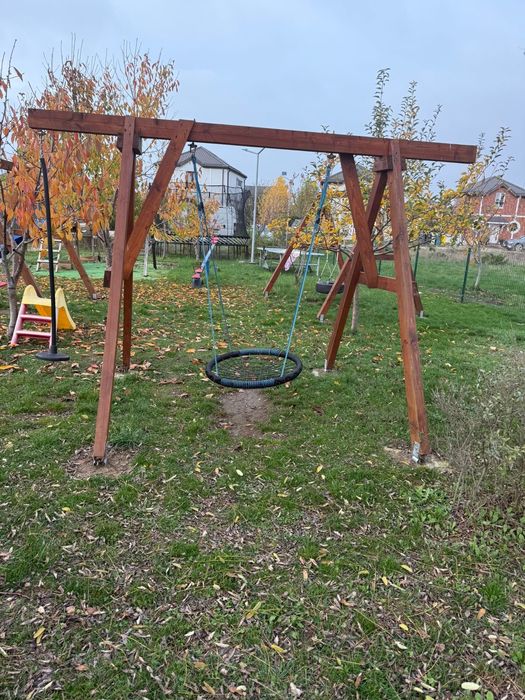 Vând mese din lemn masiv