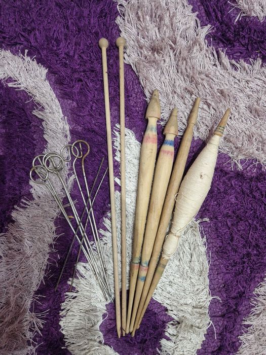 Антикварна хурка,вретена и железни шишове за плетене