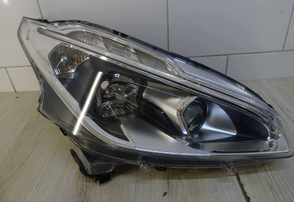 десен фар за Peugeot 208 I Facelift / Пежо 208 (2016-2019) 1  Европейска версия (нормална дирекция). Peugeot - 90048532