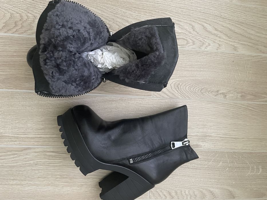 Продам женские ботинки