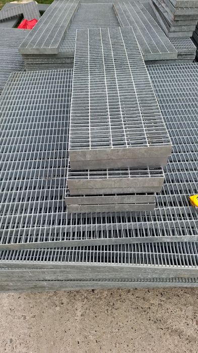 Trepte și gratare zincate