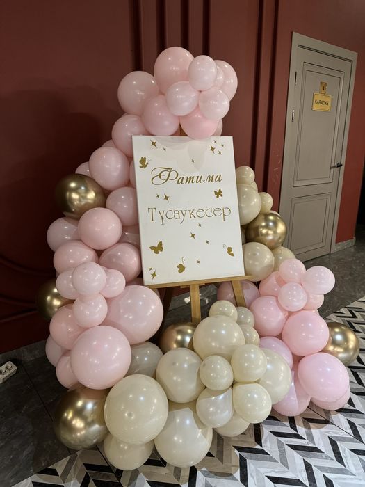 Фотозона с мольбертом