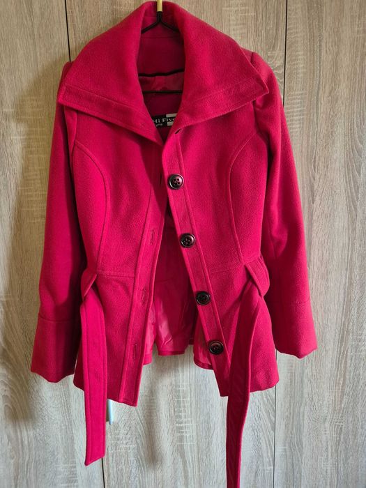 Червено късо палто с колан размер М
