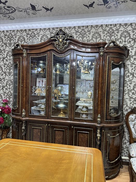Сервант для гостинной срочно продам