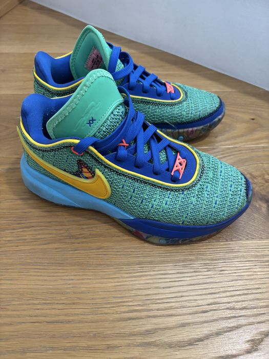 Vand adidasi Nike Le Bron XX