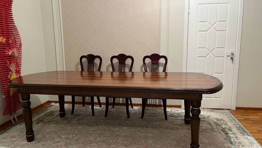 Кілем, шкаф, стол ,