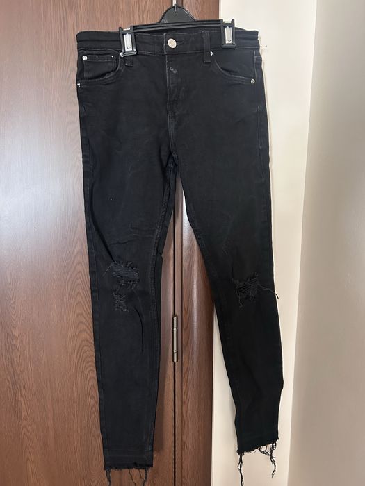 Вземи си доза дързост с тези страхотни черни скини дънки с накъсвания! Bershka