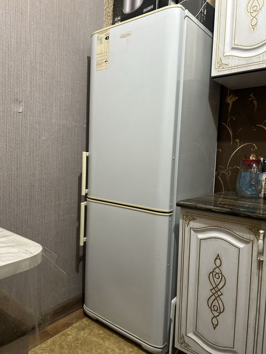 Холодильник продаётся.