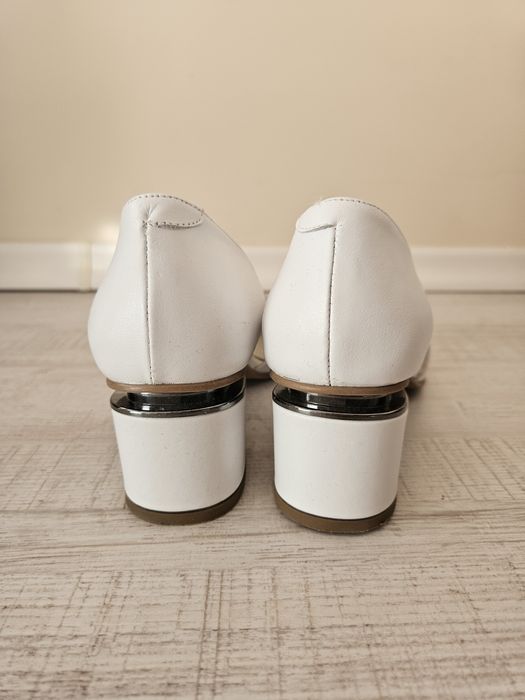 Високи бели обувки