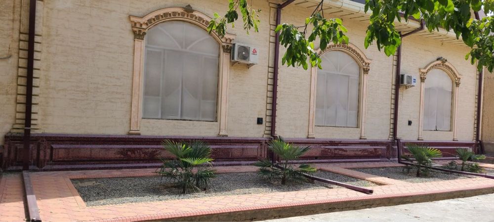 Katta hovli sotiladi