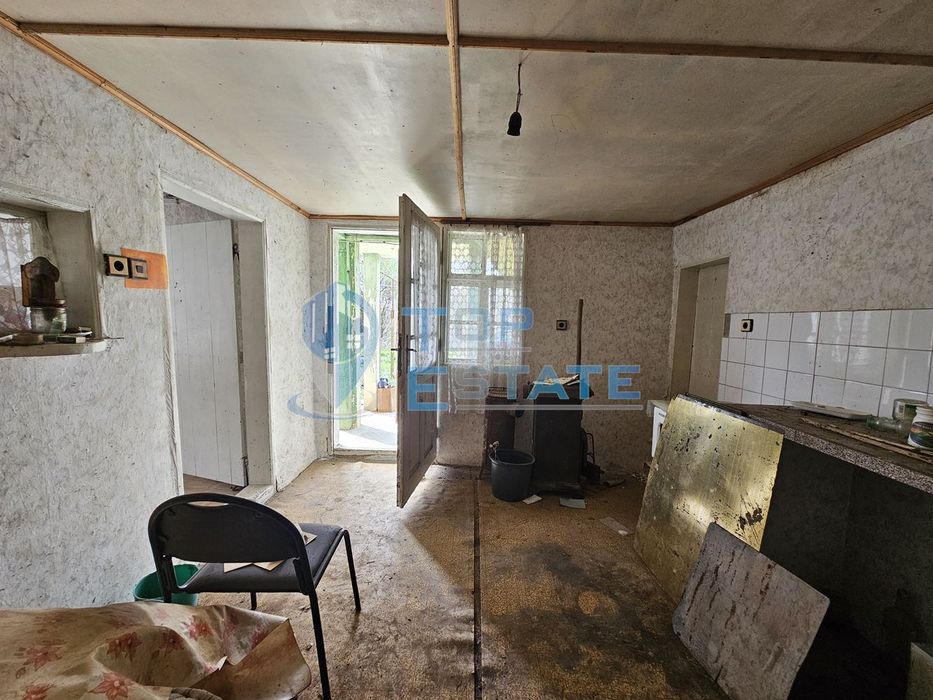 Двуетажна къща с голям двор в село Върбица, област Велико Търново