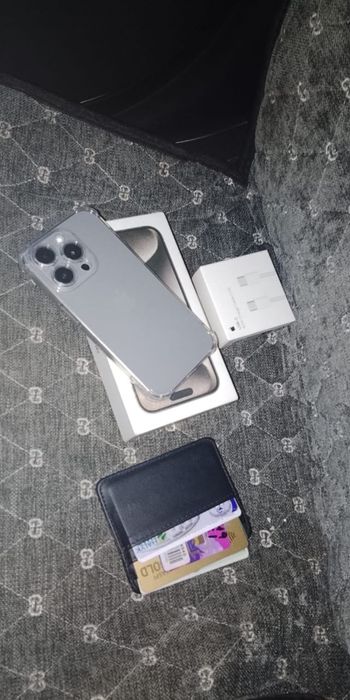 Продам айфон 15 про на 256 гб