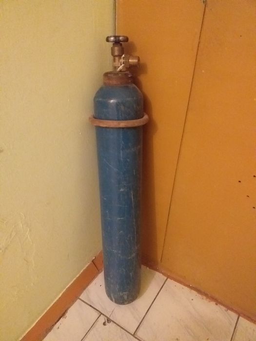 Маленький кислородный баллон.