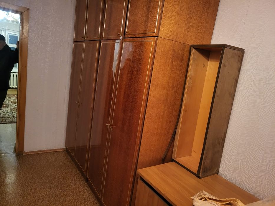 Б/у диван, стенка, тумбочка, трюмо, палас