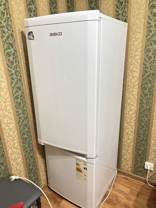 Холодильник , б/у в хорошем рабочем сомтоянии