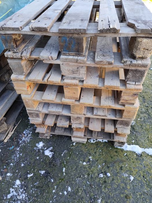 Продавам палети и скари