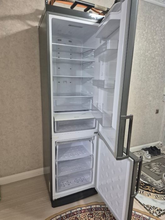 Холодильник Samsung
