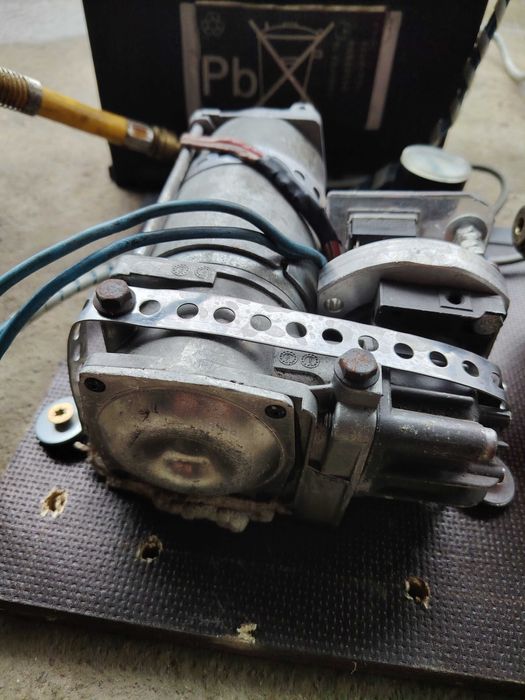 Компресор 12 V -12 бара, с макара с маркуч 10 м.