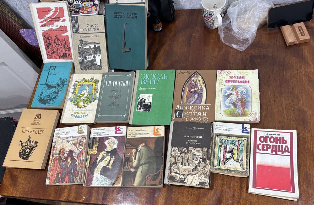 Продам книги 2000 тг каждая