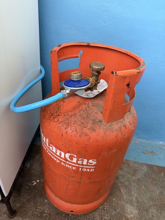 Butelie de gaz  cu tot ce e in poza