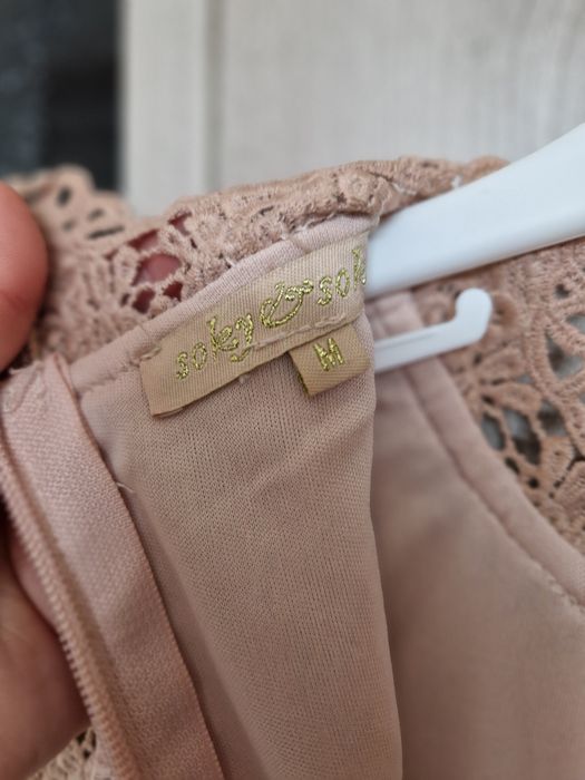 Прекрасна рокля с дантела