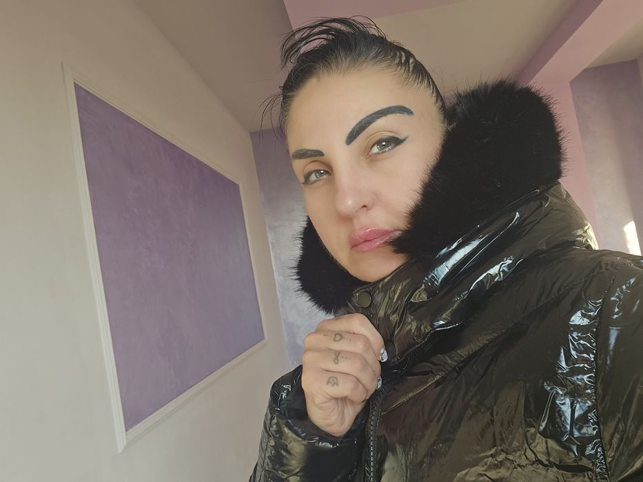 Къса пухенка черна