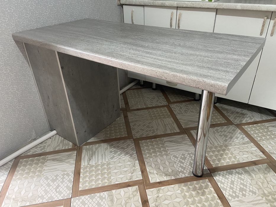 Стол с тумбочкой