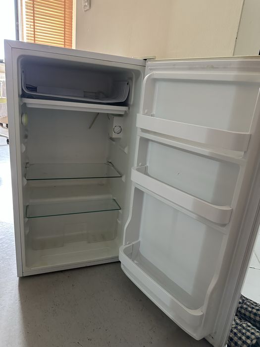 Продам мини холодильник Midea