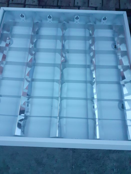 Продам потолочный светильник