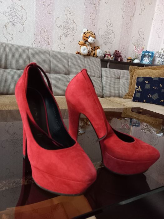 Обувь на каблуках в отличном состоянии