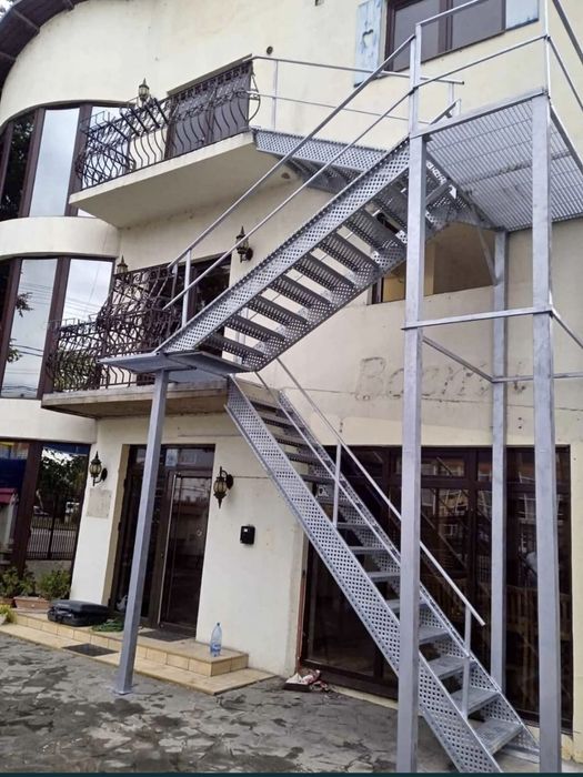 Scări metalice zincate