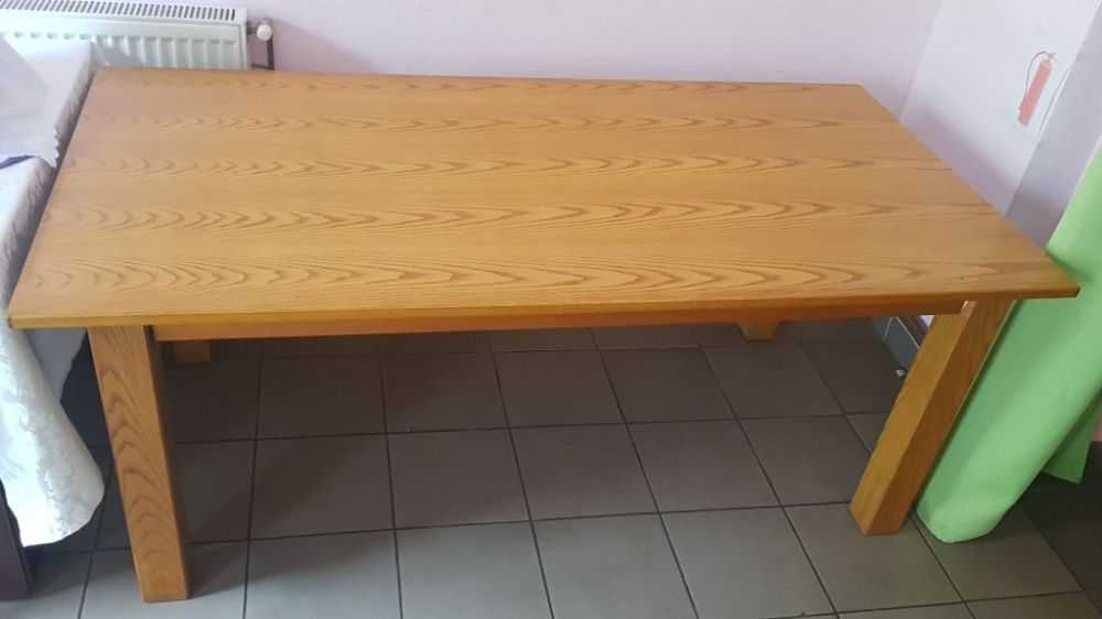 Vând doua mese mari și un cuier pom