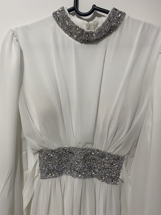 Платье белое со стразами