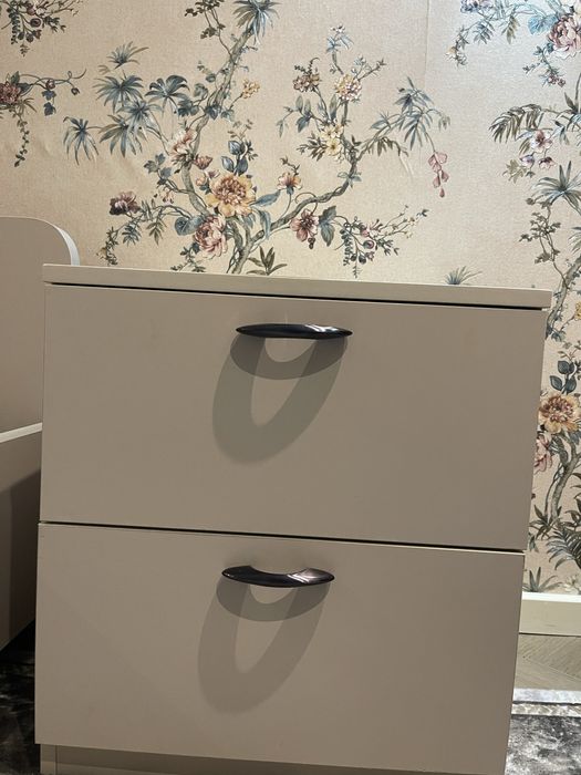 Продам 2 кровати и тумбочку