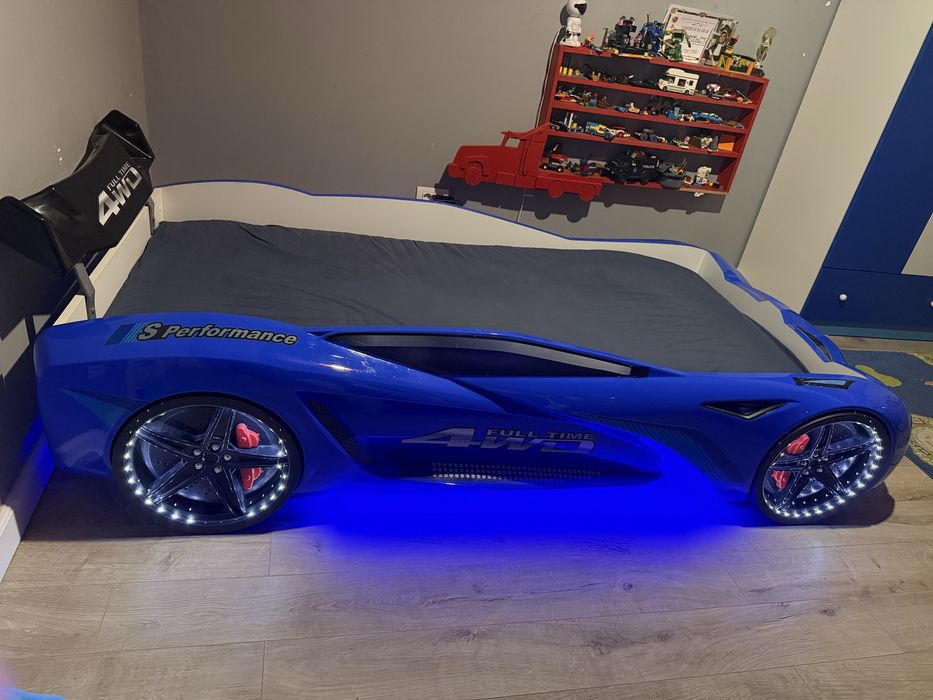 Pat in forma de masina cu leduri si lumini