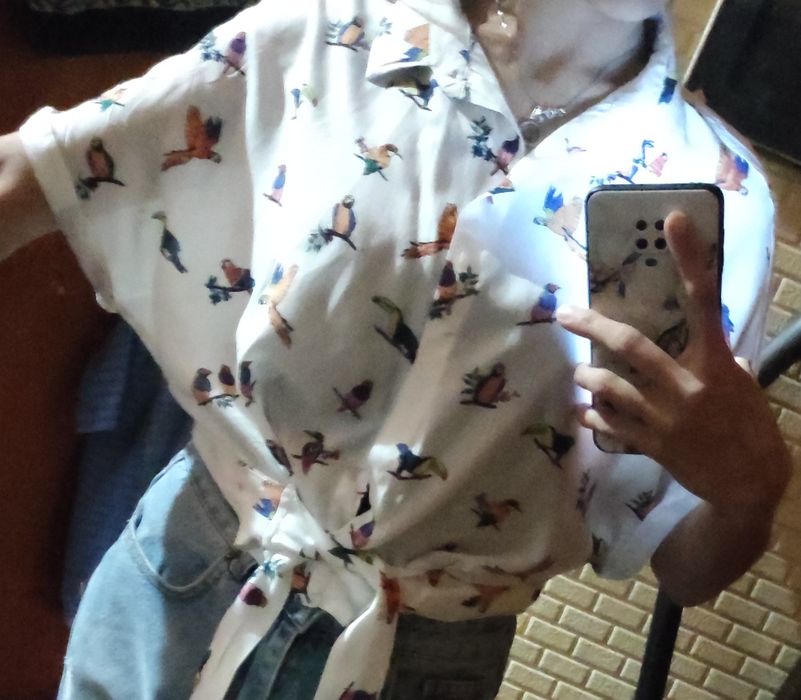 Рубашка белая с попугайчиками