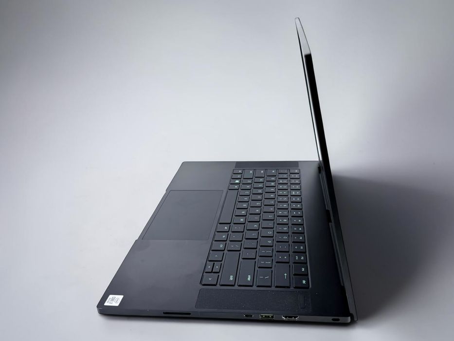 Razer Blade 15.6" Full HD 300Hz Intel Core i7-10875H 32GB DDR4 512GB SSD RTX 2080 Super Max-Q Геймърски лаптоп