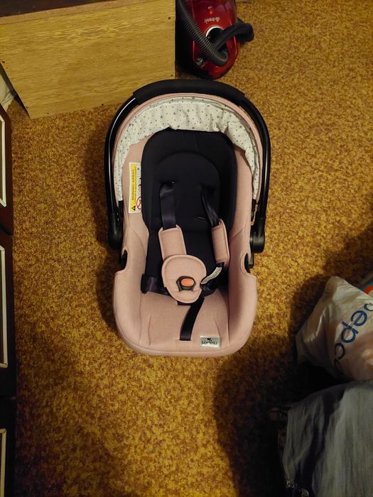 Детско кошче подходящо за момиче неразличимо от ново.