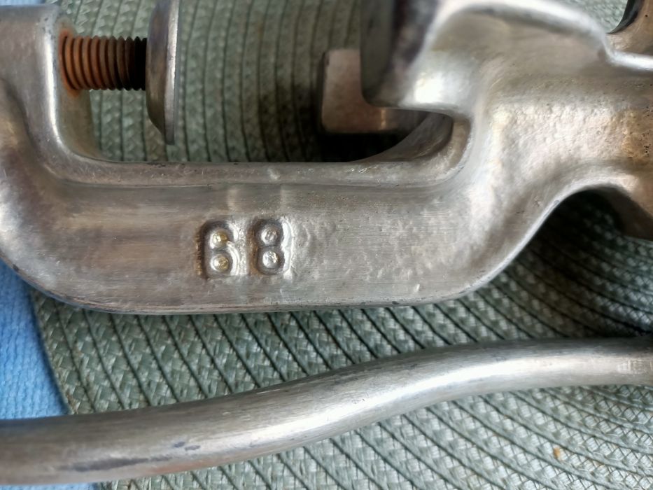 Продам ручную советскую мясорубку