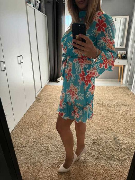 Рокля на цветя с дълъг ръкав