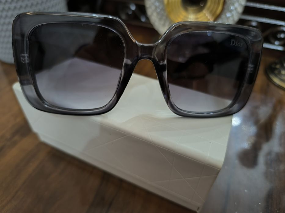 Очки от марки Dior