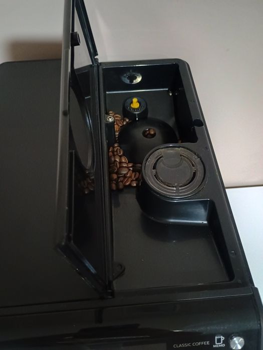 Philips HD8844 автоматична кафемашина с керамична мелачка