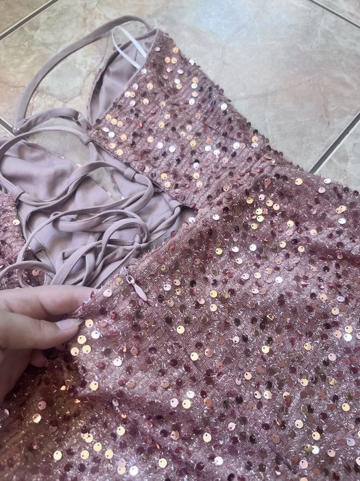 Къса рокля по тялото с пайети