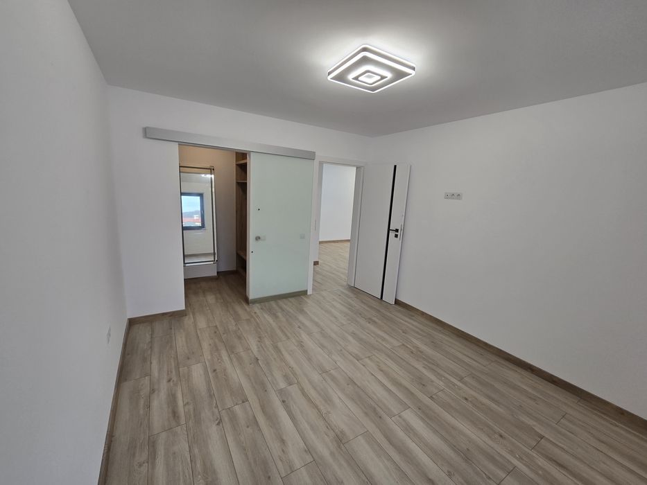 De închiriat – Apartament modern cu 3 camere | Terasă 10 mp | Garaj su