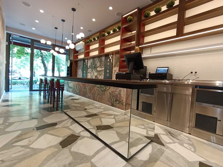 бар столове, споделена маса, дървени шкафове